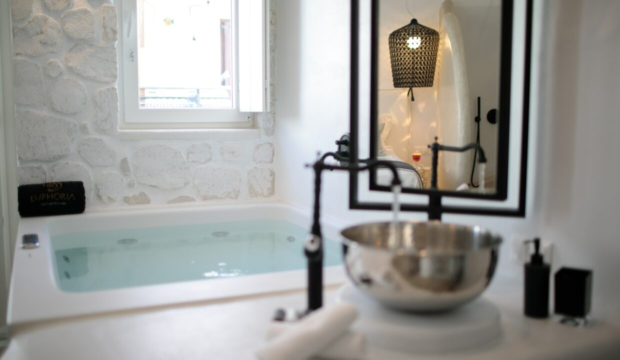 euphoria downtown naxos deluxe suite spa bath (8)