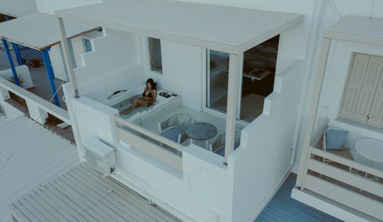 suite with outdoor jacuzzi (20)