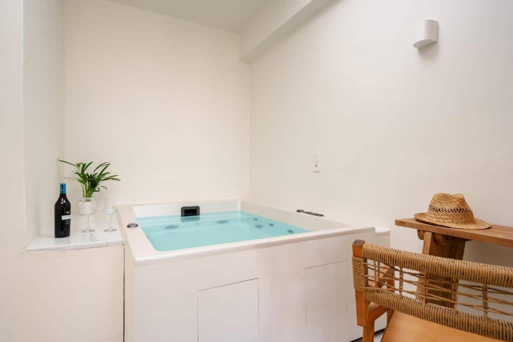 Deluxe Suite with spa bath (3)