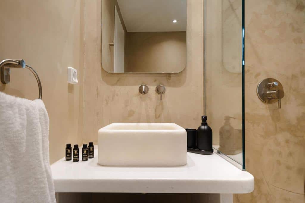 Deluxe Suite with spa bath (6)