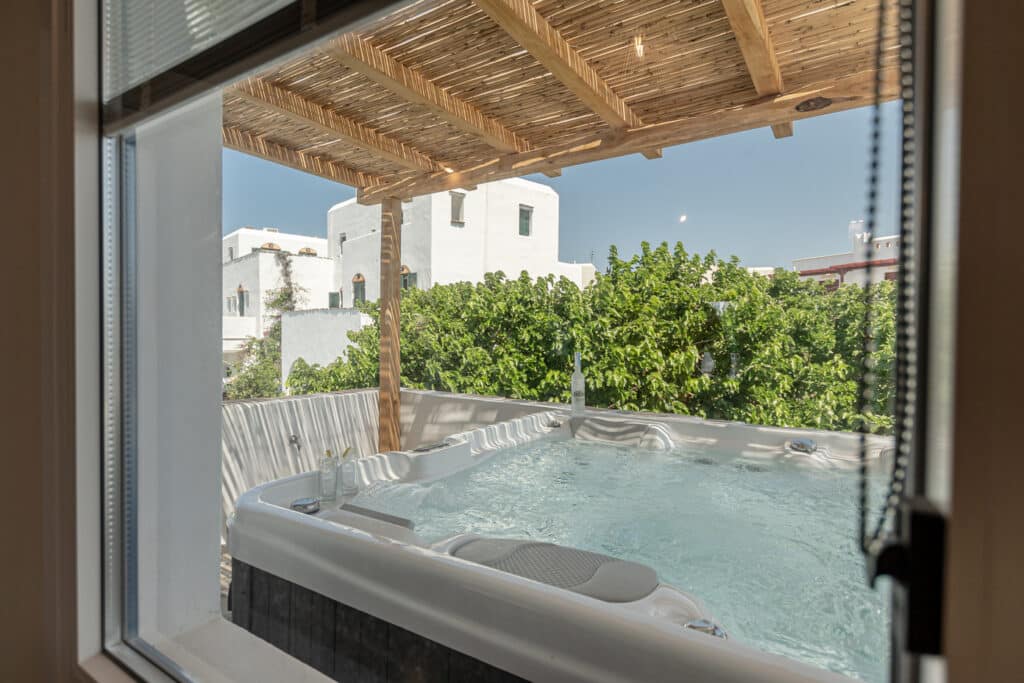 Executive Villa with outdoor Jacuzzi –pool view (1)