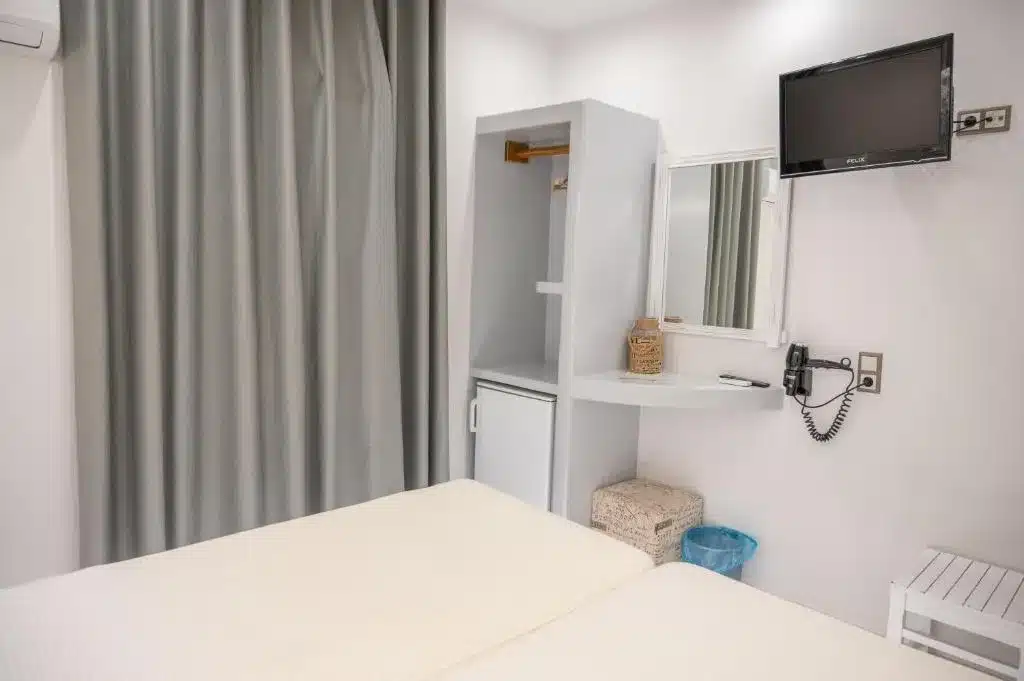 Deluxe Double Room with Balcony (3)