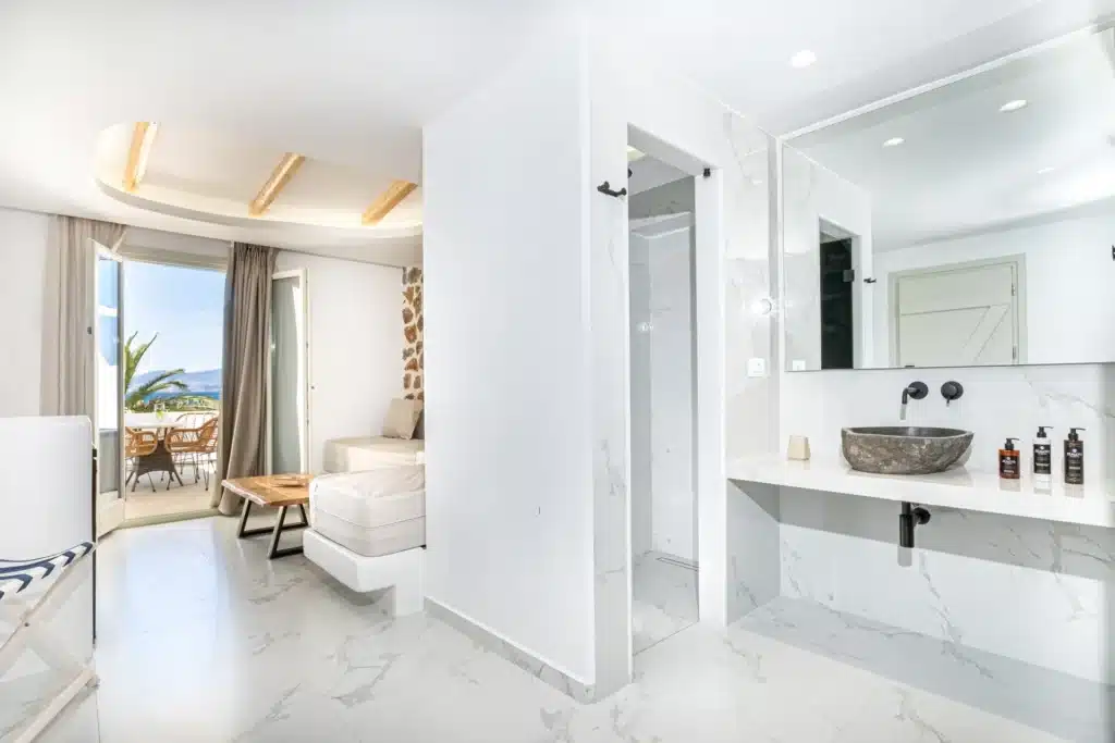 Deluxe Suite with Outdoor Jacuzzi & Sea View (6)