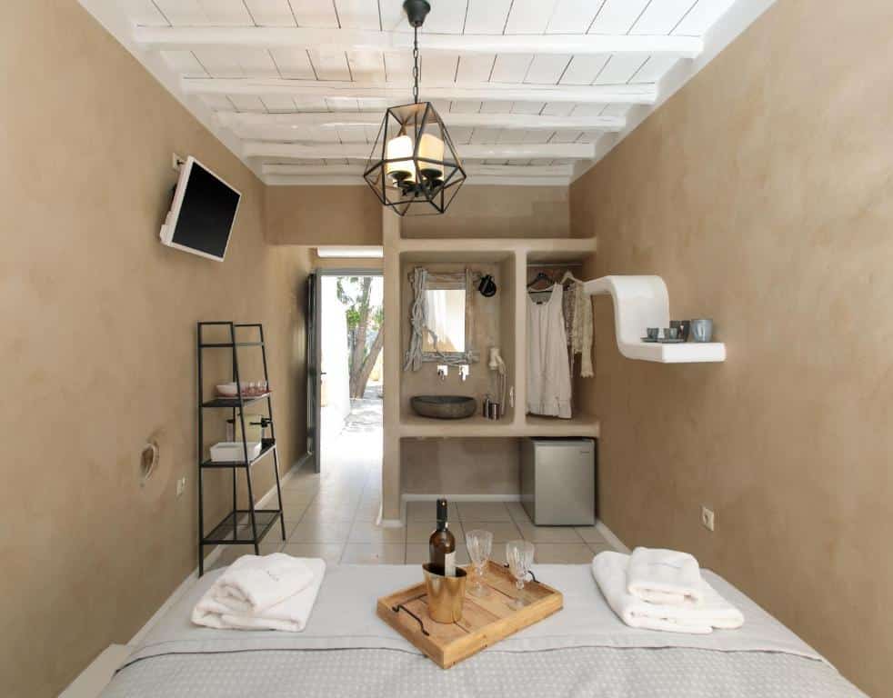 Double Room with Patio (20)