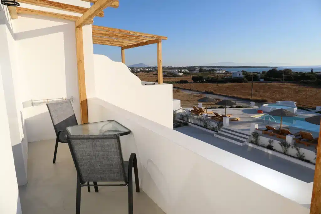 Honeymoon Suite with outdoor hot tub and sea view (5)