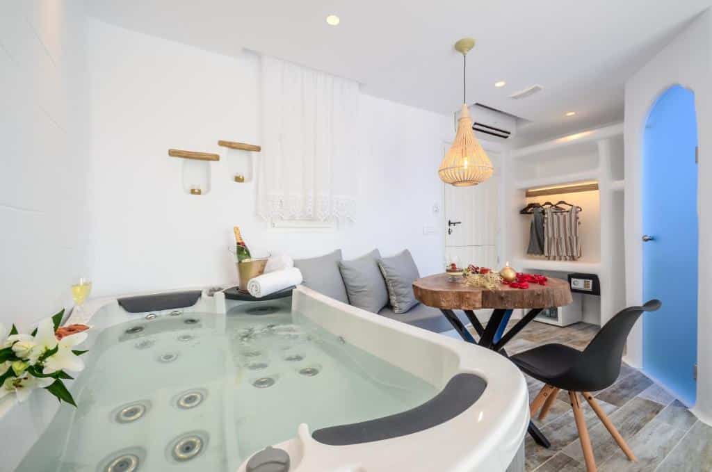 Honeymoon Suite with private Jacuzzi (11)