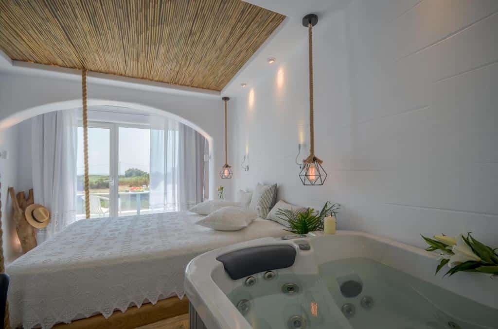 Honeymoon Suite with private Jacuzzi (12)