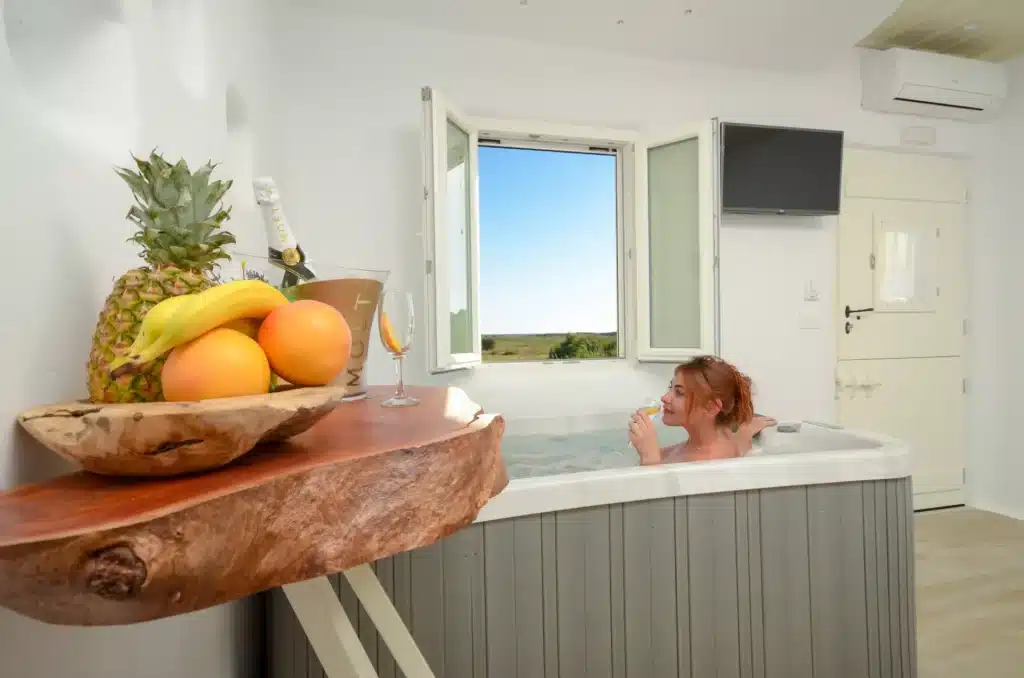 Honeymoon Suite with private Jacuzzi (3)