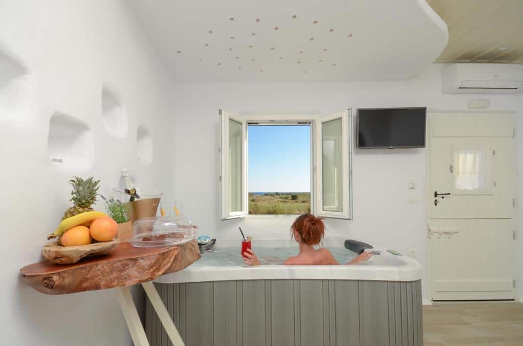 Honeymoon Suite with private Jacuzzi (3)