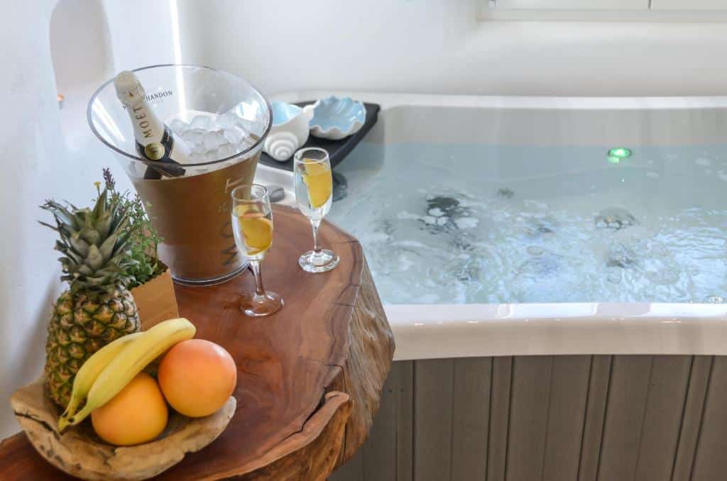 Honeymoon Suite with private Jacuzzi (7)