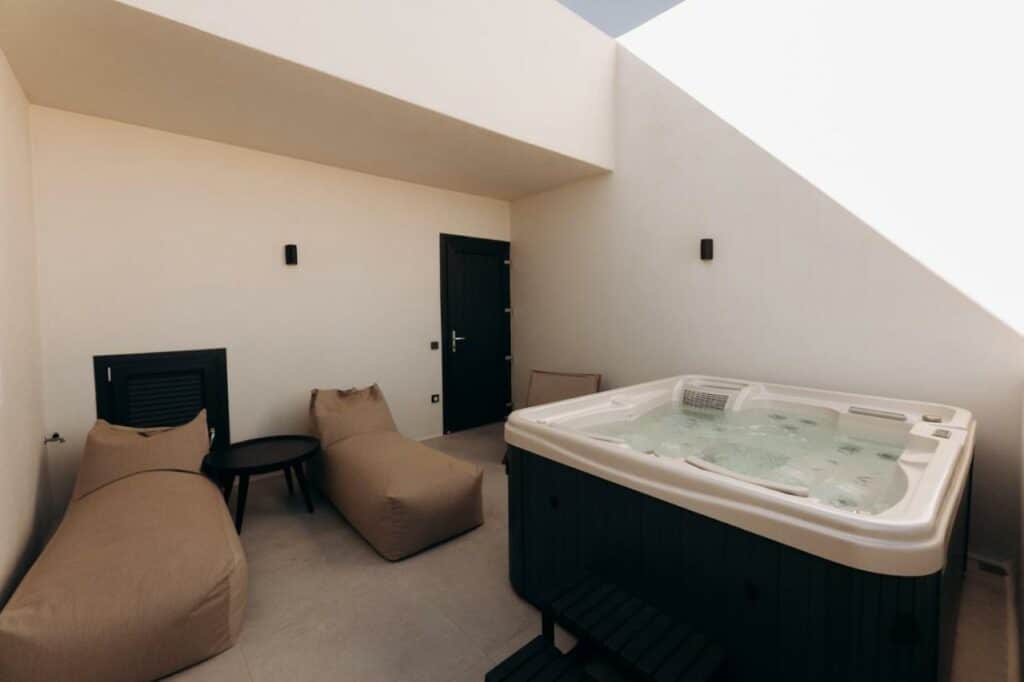 Queen Suite with Spa Bath (2)