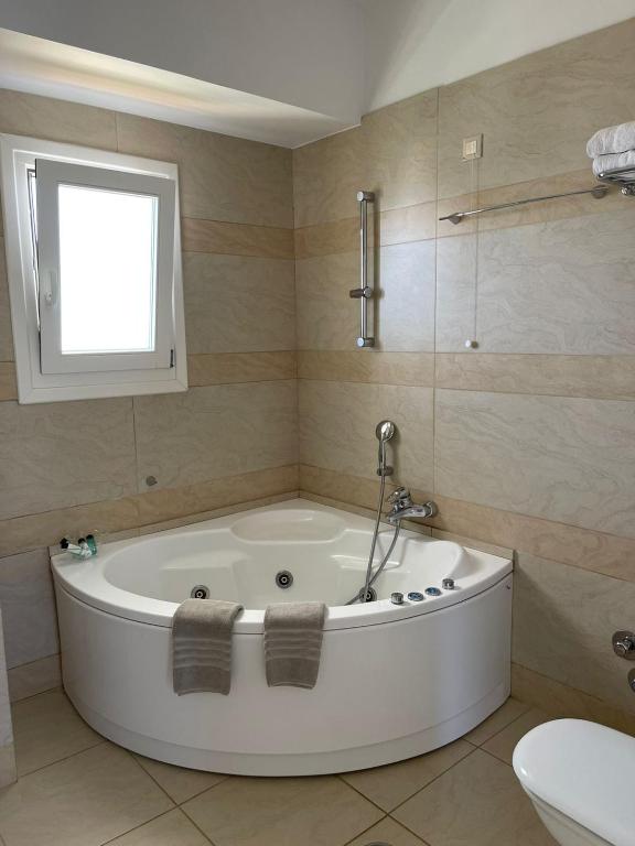 Superio Sea View Suite with Jacuzzi (7)