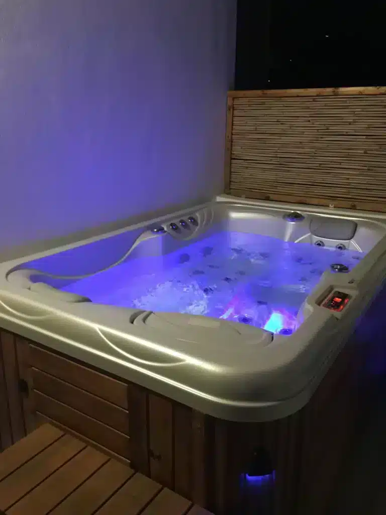 Suite with Jacuzzi (1)