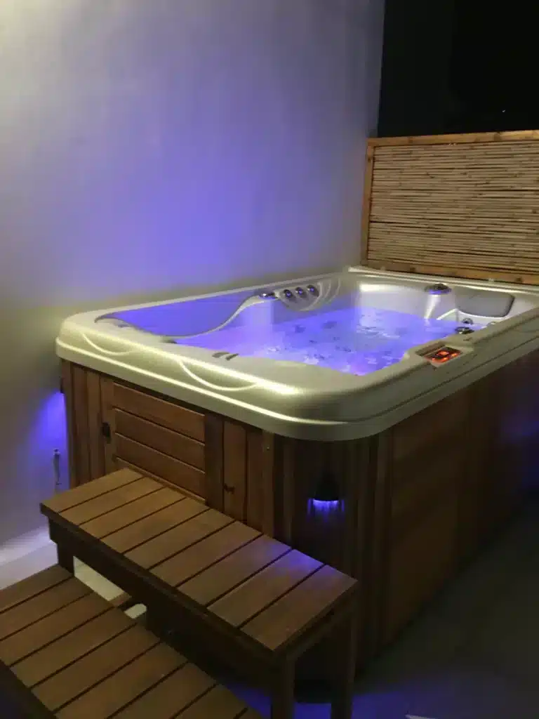 Suite with Jacuzzi (11)