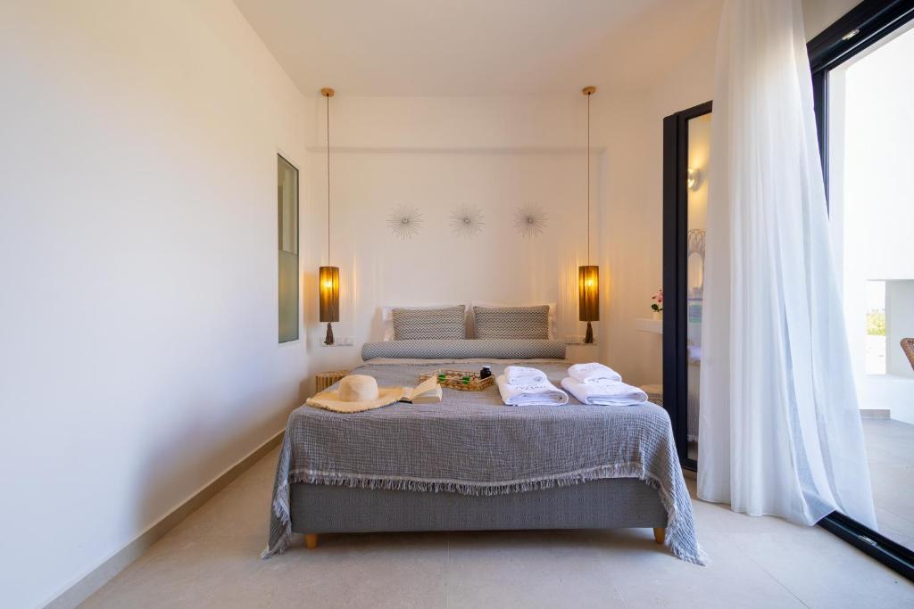 Double or Twin Room with Side Sea View (1)