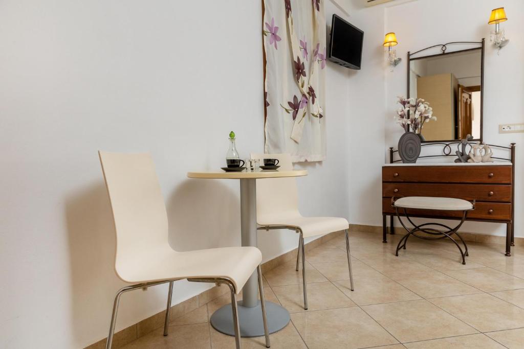 Double Studio on Ground Floor (2)