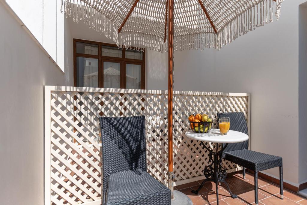 Quad Semibasement Studio With Private Patio (11)