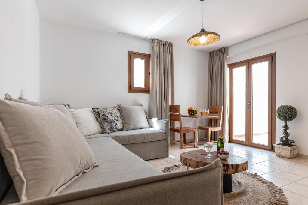 Quad Semibasement Studio With Private Patio (12)