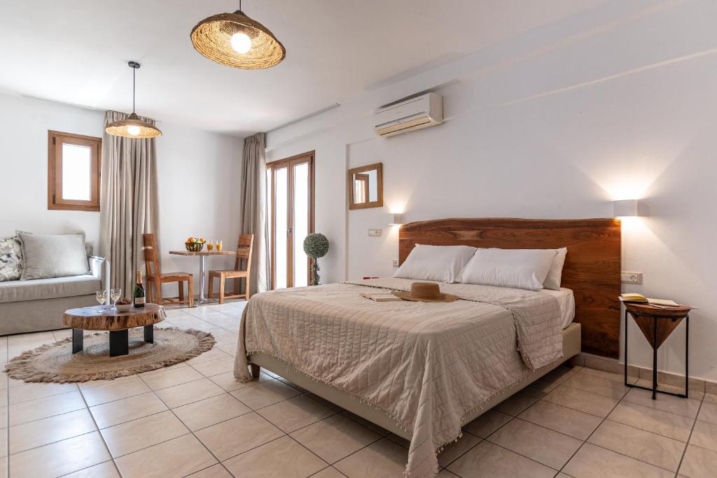 Quad Semibasement Studio With Private Patio (13)