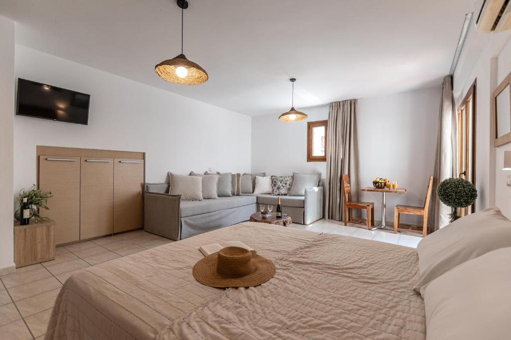 Quad Semibasement Studio With Private Patio (15)