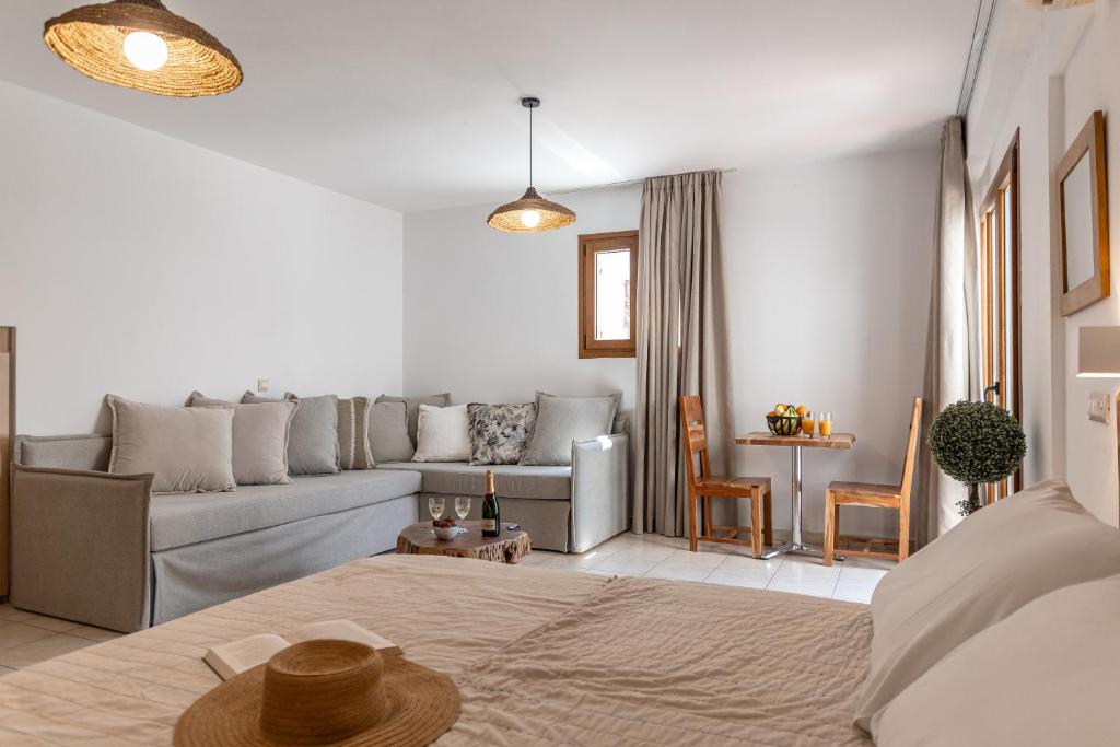 Quad Semibasement Studio With Private Patio (16)