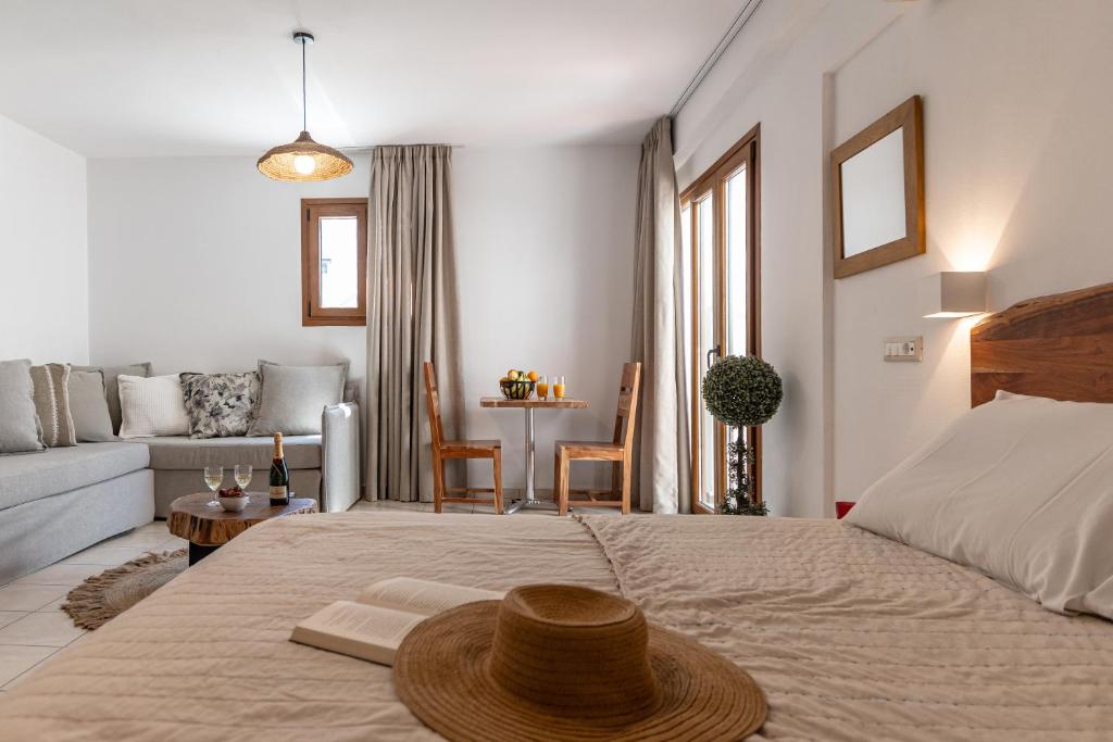 Quad Semibasement Studio With Private Patio (17)