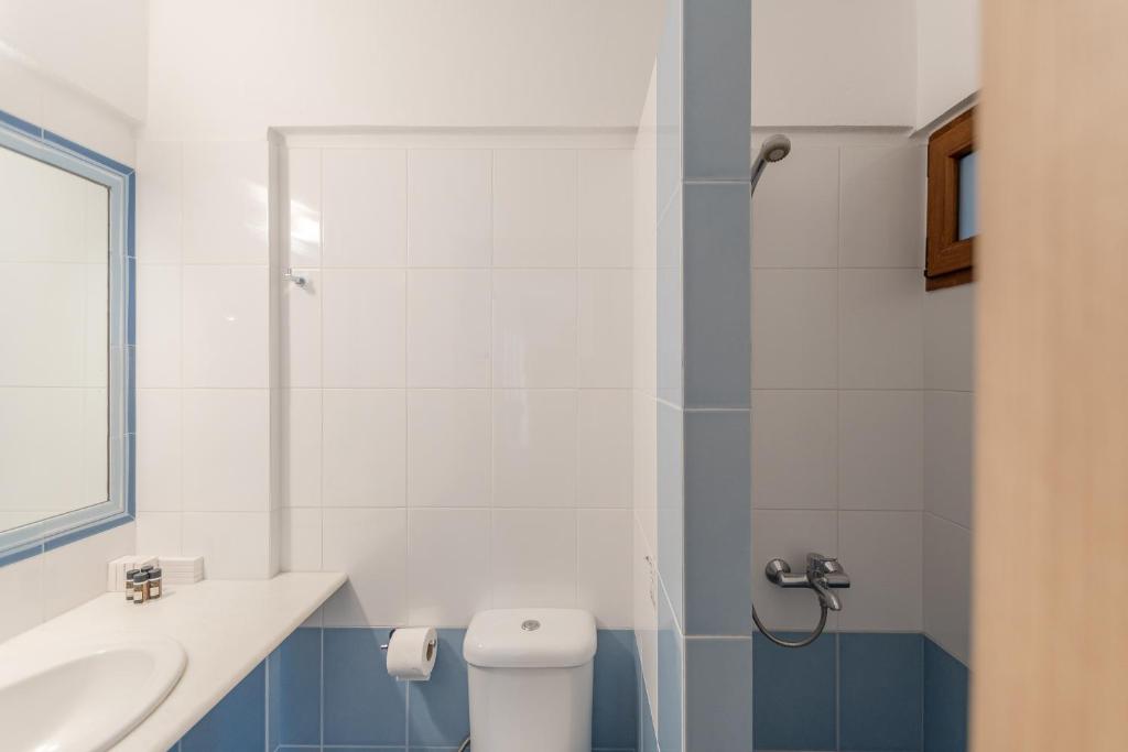 Quad Semibasement Studio With Private Patio (2)