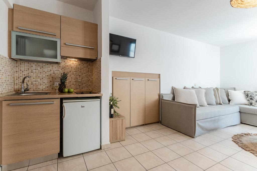 Quad Semibasement Studio With Private Patio (22)