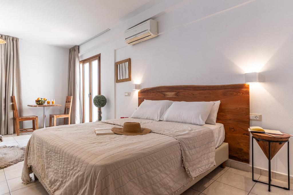 Quad Semibasement Studio With Private Patio (25)