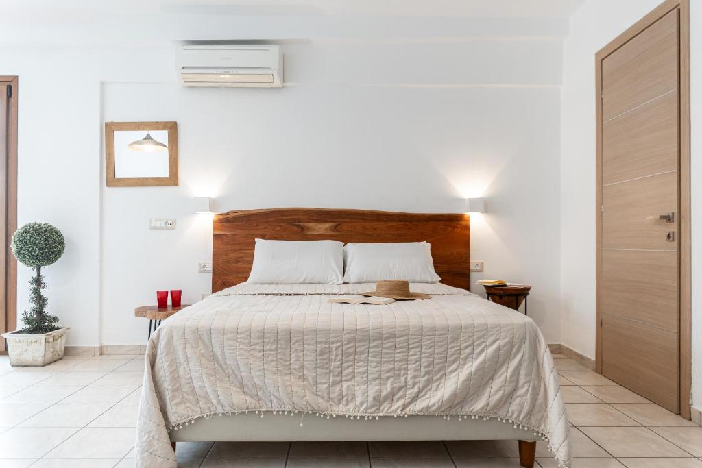 Quad Semibasement Studio With Private Patio (5)