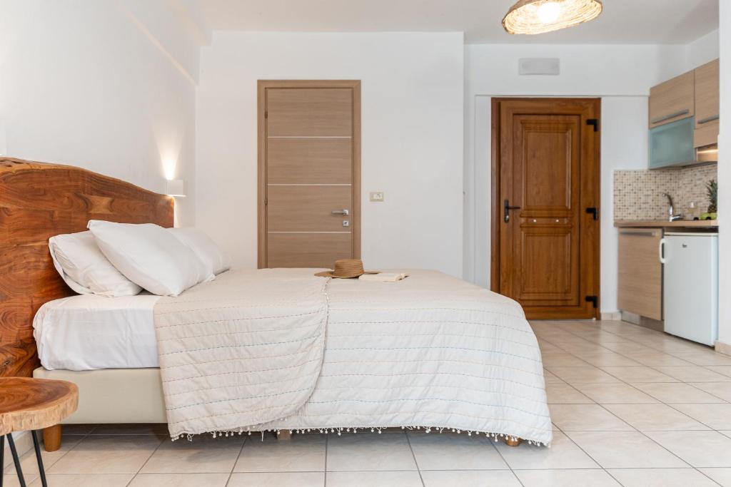 Quad Semibasement Studio With Private Patio (7)