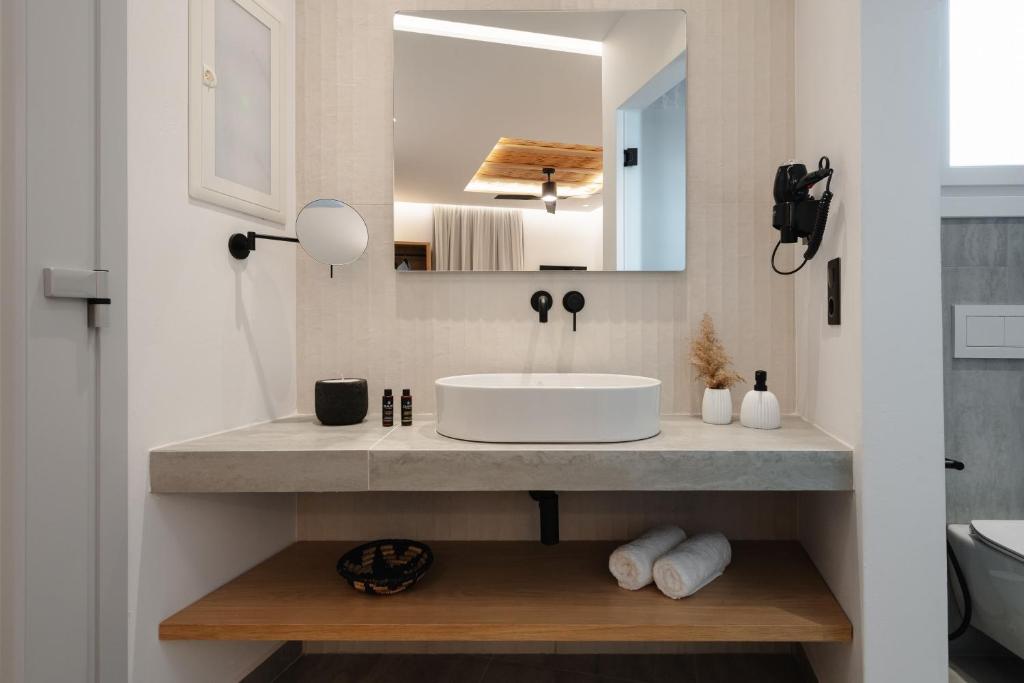 Anais - Phaistos Suites (3)