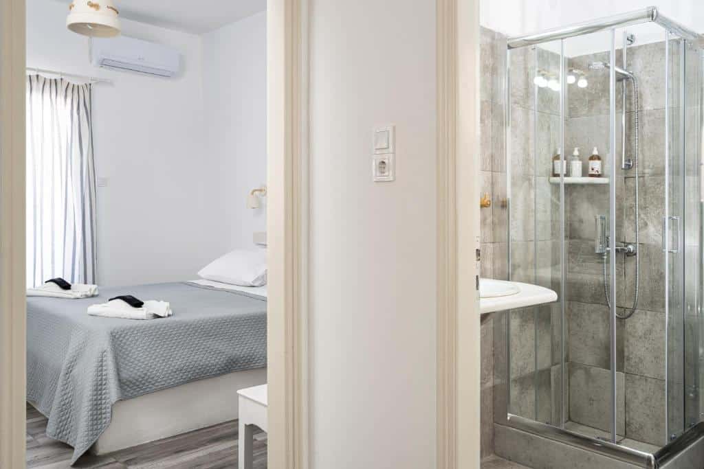 Deluxe Double Room with Street View (1)