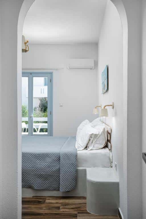 Deluxe Double Room with Street View (2)