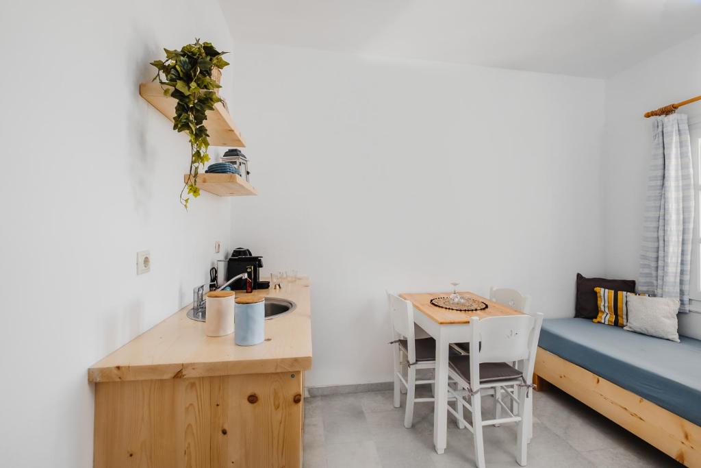 Deluxe Suite with Sea View (7)