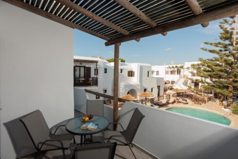 One-bedroom apartment with pool view (1)