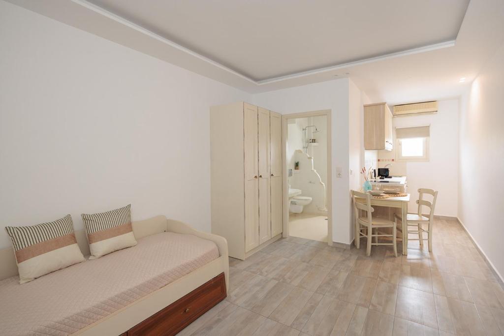 One-bedroom apartment with pool view (13)