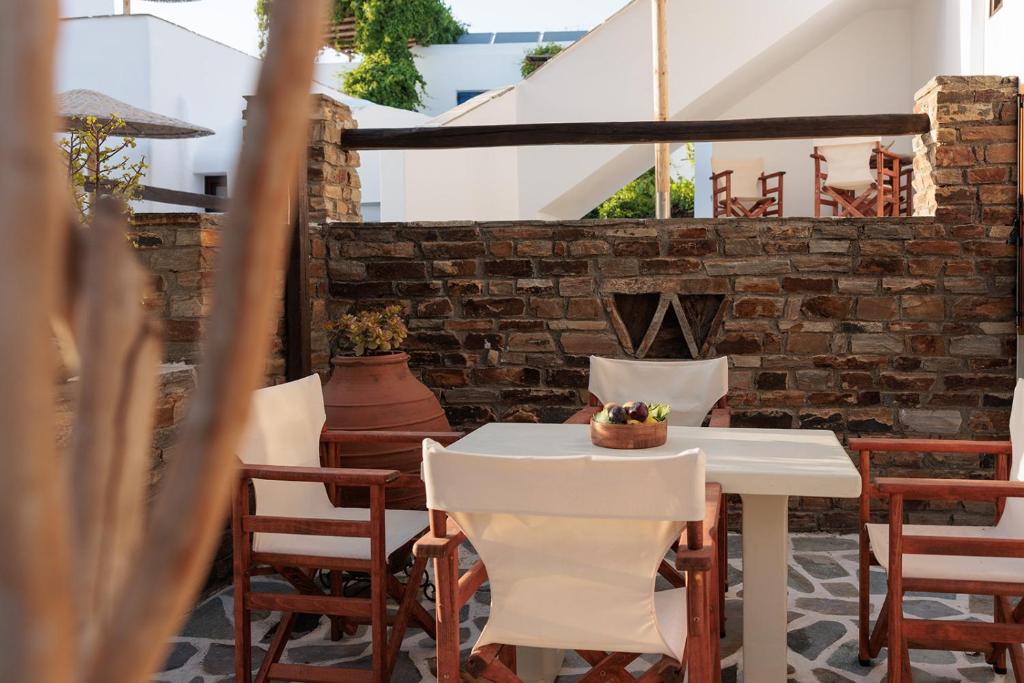 One-bedroom apartment with pool view (18)