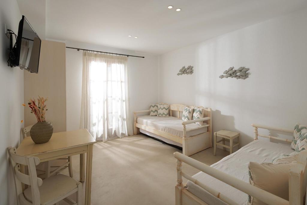 One-bedroom apartment with pool view (2)