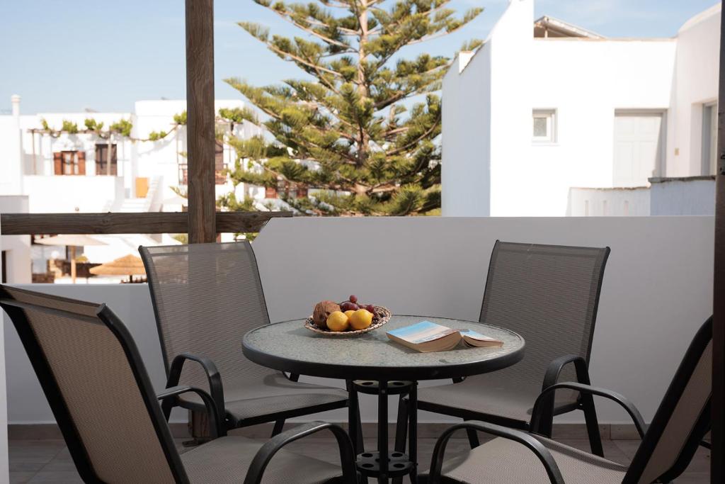 One-bedroom apartment with pool view (24)