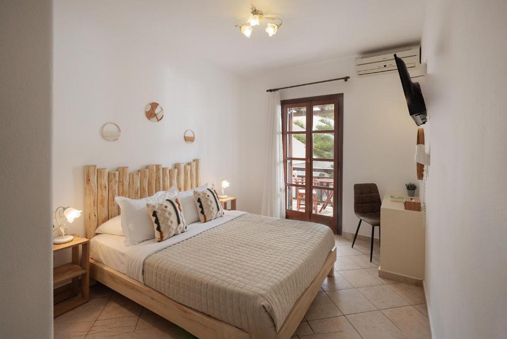 One-bedroom apartment with pool view (6)