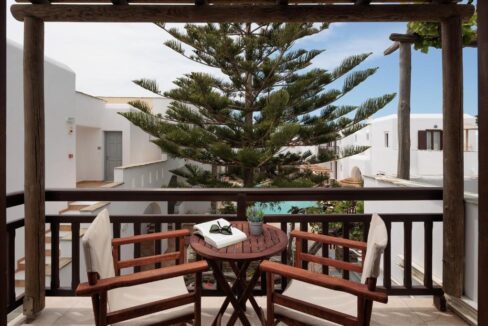 One-bedroom apartment with pool view (8)