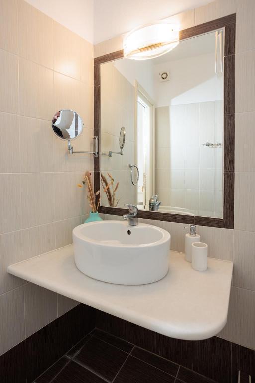 Queen Room with Pool view (12)