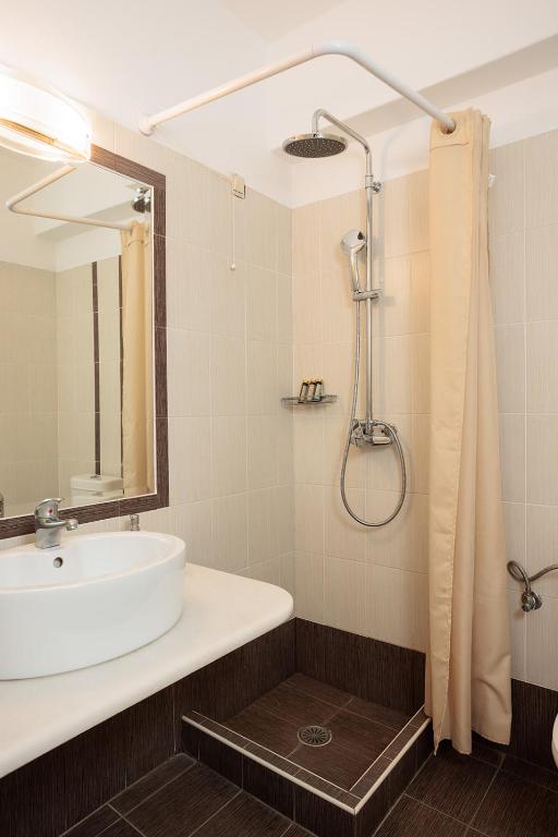 Queen Room with Pool view (14)