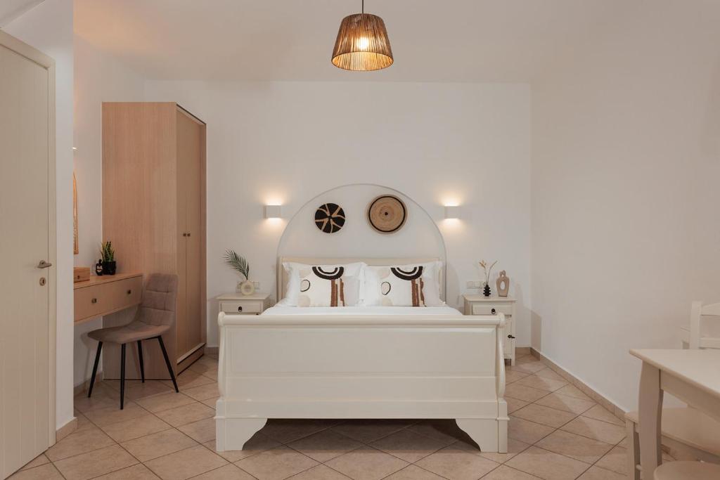 Queen Room with Pool view (2)