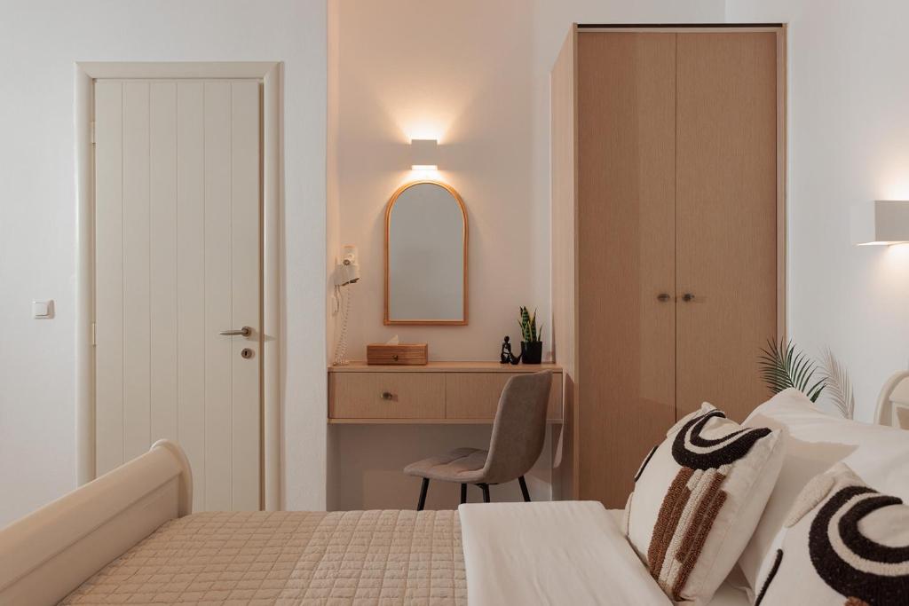 Queen Room with Pool view (3)