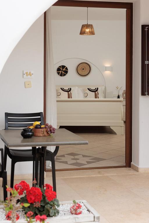 Queen Room with Pool view (5)