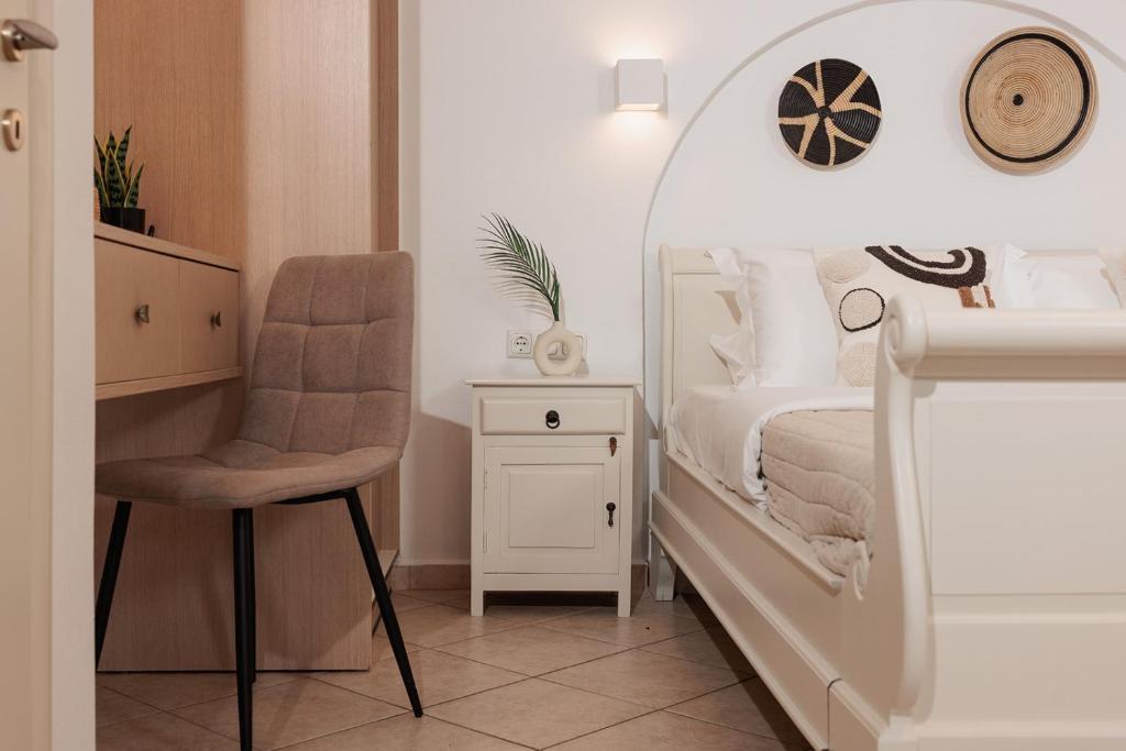 Queen Room with Pool view (6)