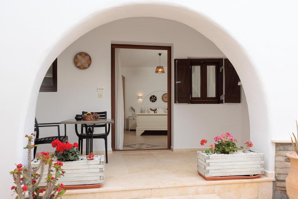 Queen Room with Pool view (7)