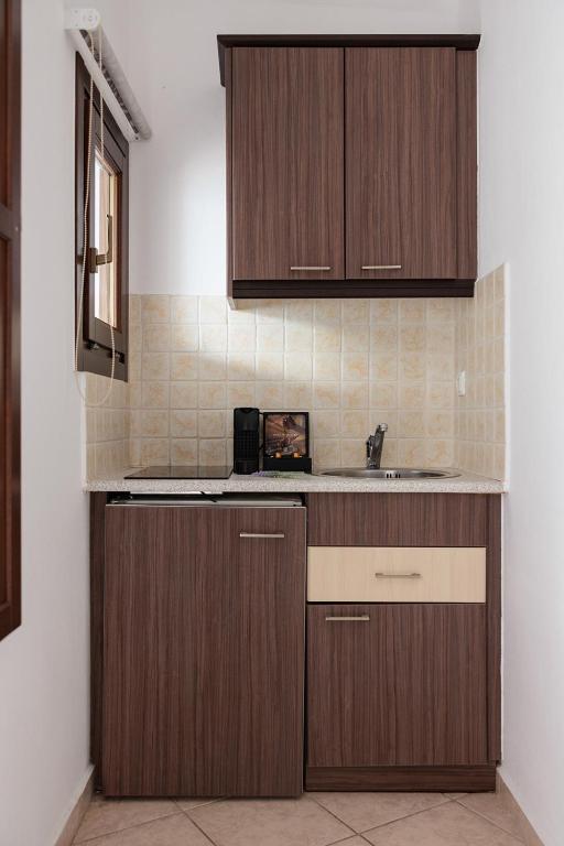 Queen Room with Pool view (8)